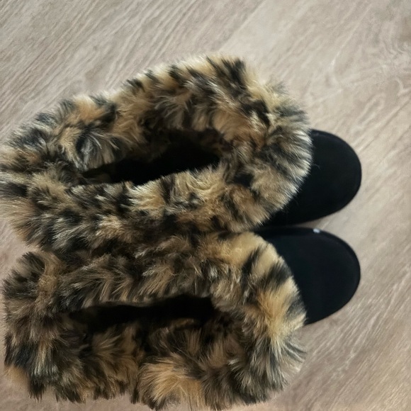 Leopard Print Faux Fur Black Boots - Picture 2 of 4